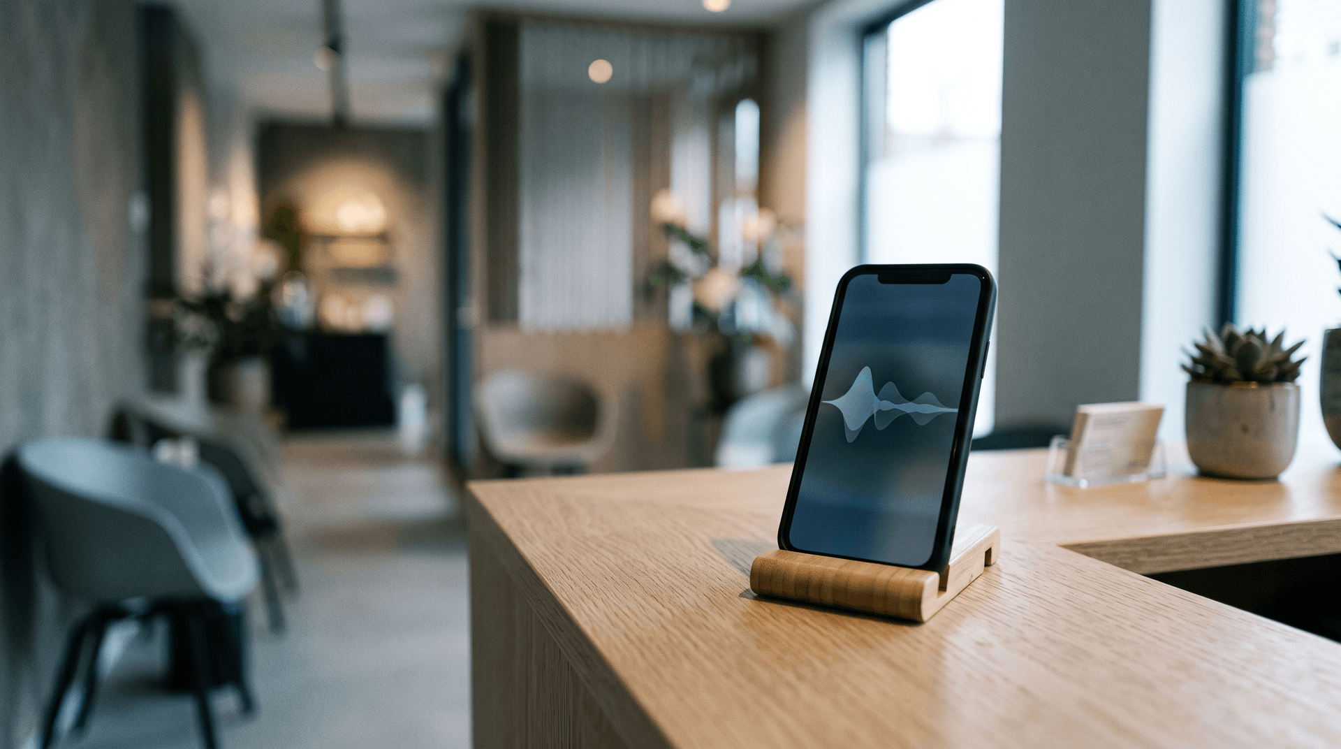 Telefoon in een standaard op de balie van een tandartspraktijk tijdens een actief gesprek